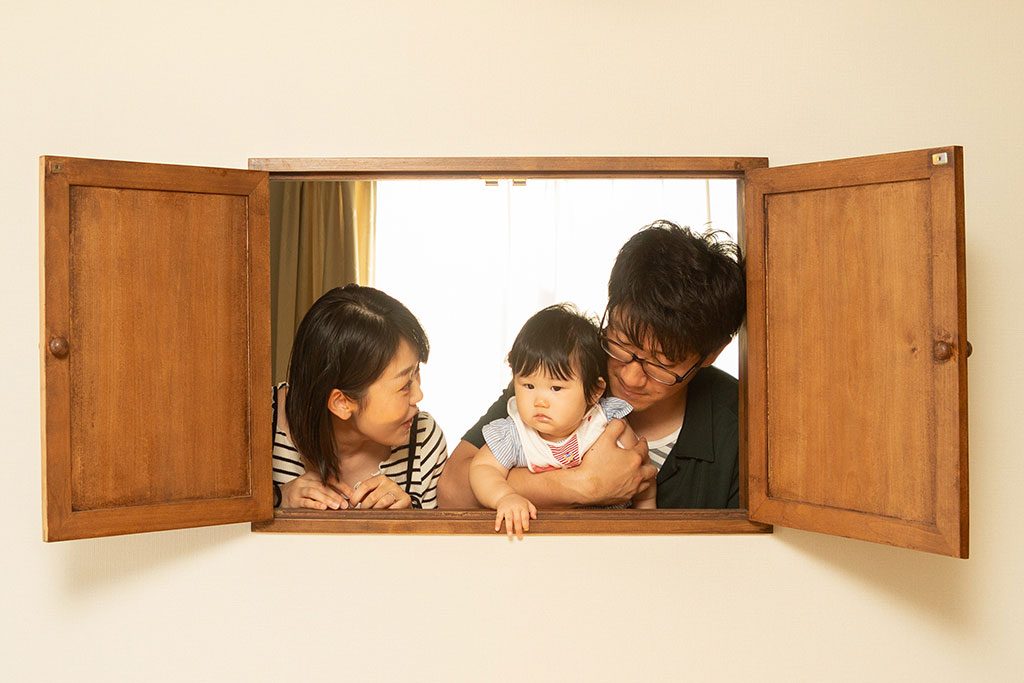 神戸のダークブラウンの注文住宅の小窓