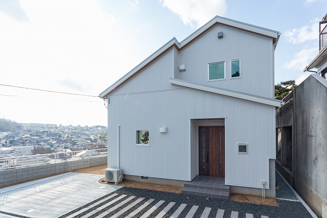 神戸の平屋風2階建ての外観