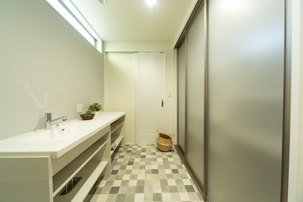神戸のエレガントな階段のある家の洗面所