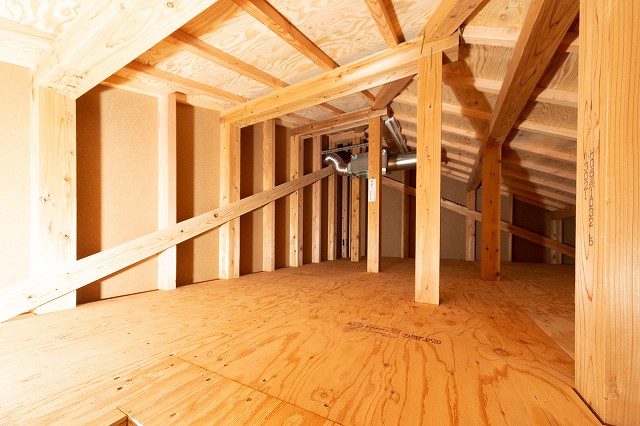 明石市の三角バルコニーのデザイン住宅の小屋裏