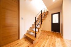 神戸市西区の木の家のスチール手摺の階段