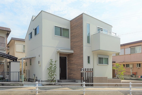 神戸の注文住宅の白い外観