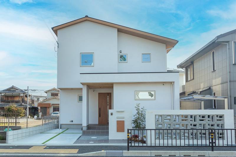神戸市の自然素材住宅の漆喰の外壁の家