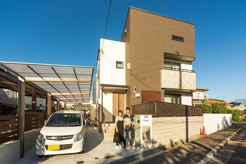 神戸のダークブラウンの注文住宅の外観
