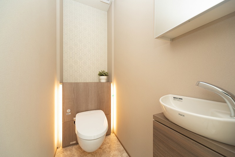 明石市の間接照明のある家のトイレ