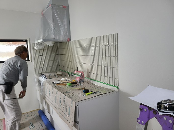 三木市のリノベーション中のキッチンの取り付け工事の様子
