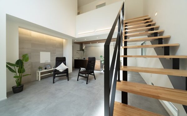 神戸のデザイン性の高い北欧スタイルの吹抜のある住宅の施工事例