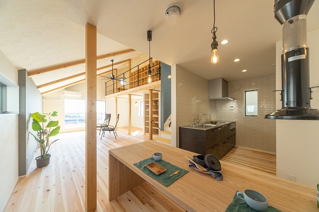 神戸の造作テーブルのあるリノベーション住宅の画像