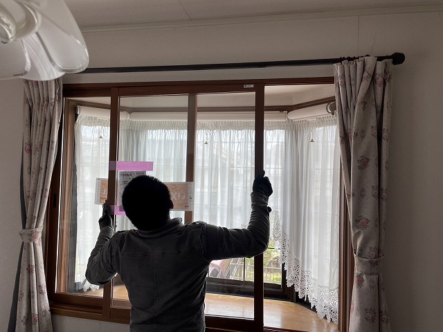 神戸でリフォームの出窓に内窓を取付ける最中の画像