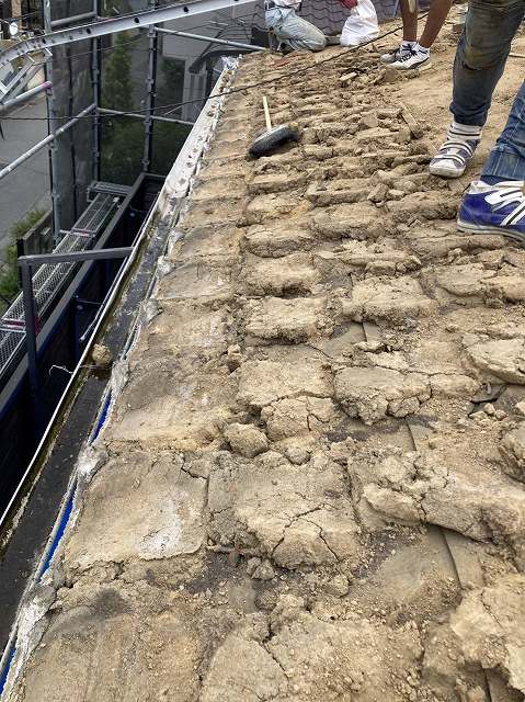 神戸の屋根葺き替え工事の瓦下の土