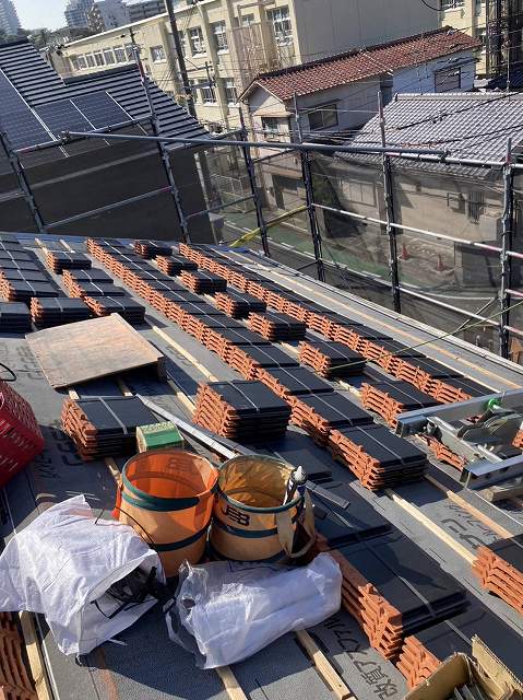 神戸の屋根葺き替え工事の瓦桟の打ち付けの様子