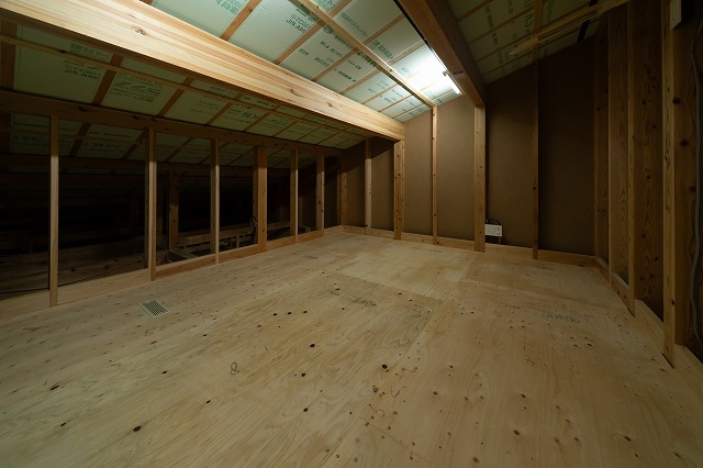 神戸のセレクトホームが建てたデザイン性のある家の小屋裏