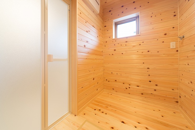 神戸の桧を使った木の家の脱衣室