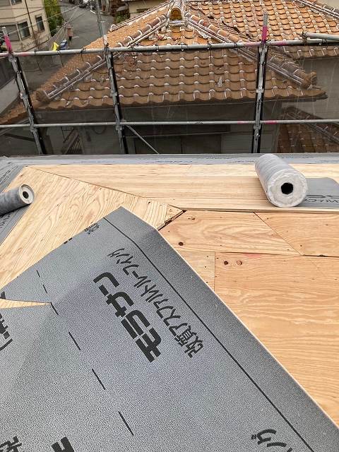 屋根の葺き替え工事の防水紙の張替の様子