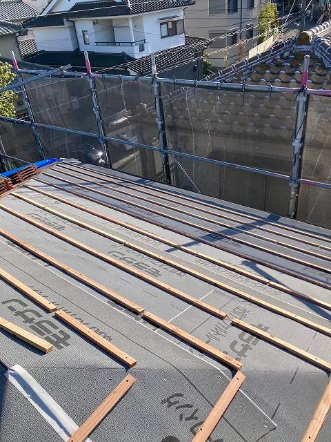 屋根の葺き替え工事の瓦残の取付けの様子