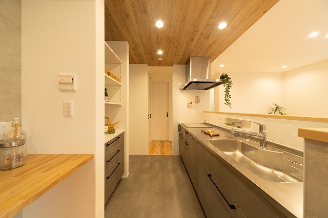 神戸市のデザイン住宅の回れるキッチン