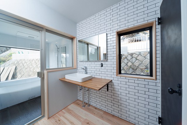 神戸市のデザイン住宅の大きな窓のある洗面脱衣室