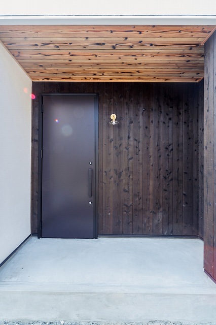 神戸市のデザイン住宅のおしゃれな玄関ポーチ