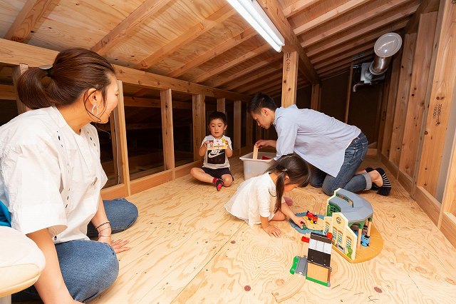 神戸の注文住宅の平屋の小屋裏で遊ぶ家族