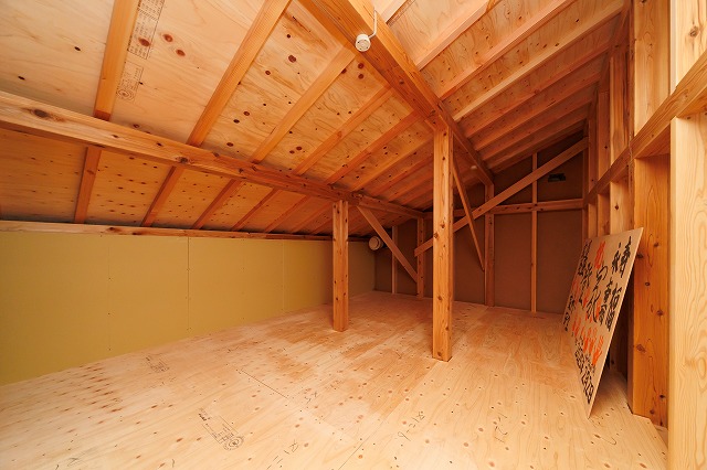 神戸のデザイン住宅の小屋裏