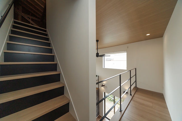 神戸のデザイン住宅の小屋裏階段