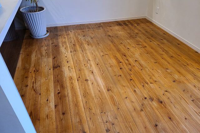 神戸のセレクトホームのショールームの無垢の床