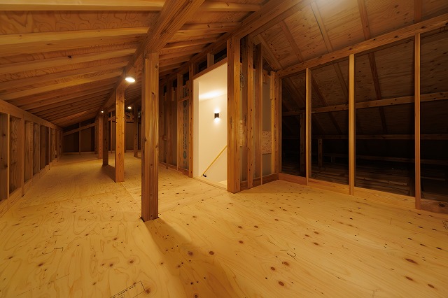 神戸のおしゃれなガレージハウスの平屋の小屋裏