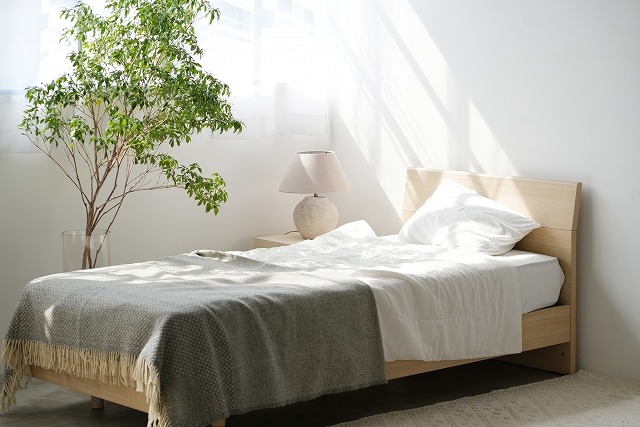 西日の強い寝室のイメージ画像