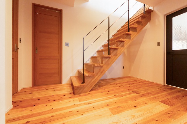 新築の階段下スペースの画像