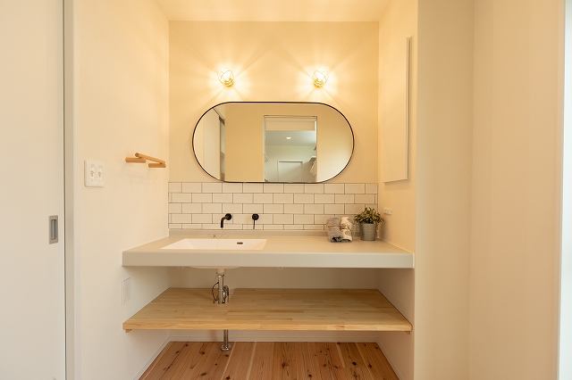 新築のカウンターのある洗面台の画像