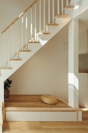 新築の階段下のヌックの画像