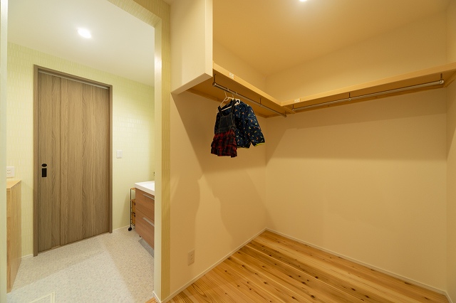 新築の洗面台横のファミリークローゼットの画像