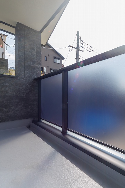 神戸の２世帯住宅のおしゃれなベランダ