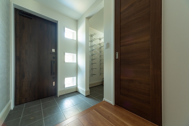 新築の玄関のウォークインクローゼットの画像