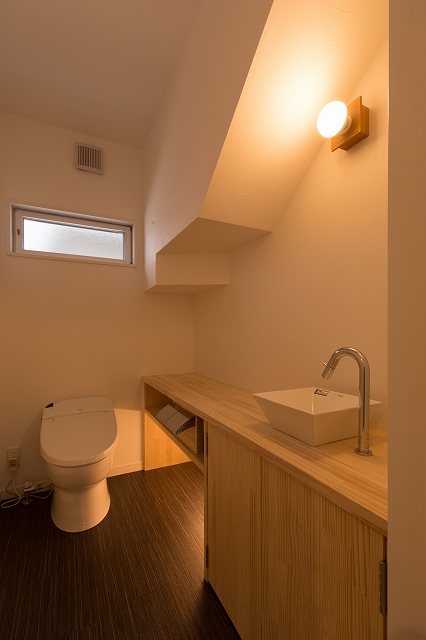 新築の階段下トイレの画像