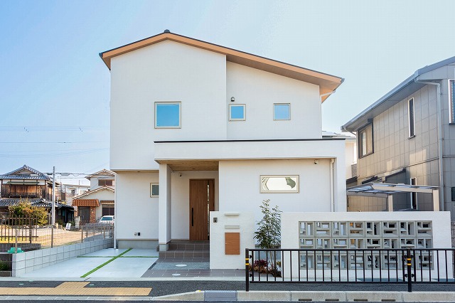 神戸の白い壁に木肌の和モダンな注文住宅の施工事例