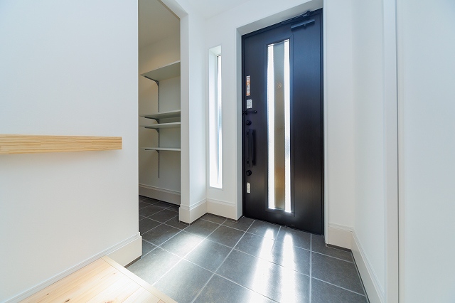 神戸のセミ2世帯住宅の玄関の施工事例