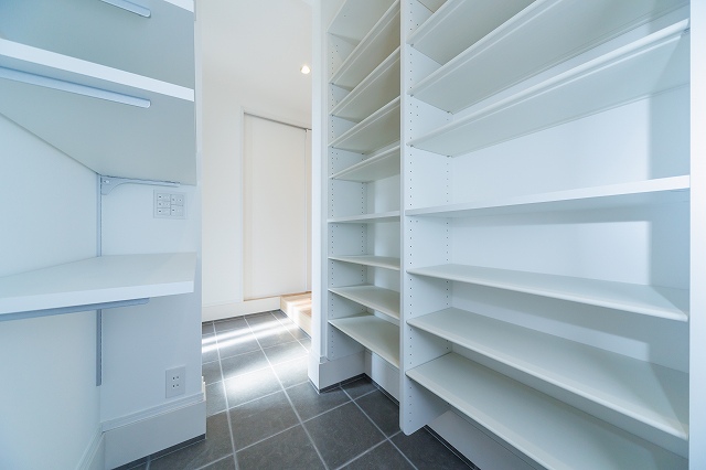 神戸のセミ2世帯住宅の玄関収納の施工事例