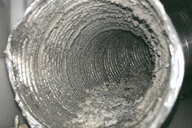 明石の注文住宅では使わない汚れたダクトのイメージ画像