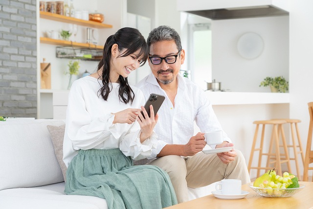 神戸住まい方のリフォームの相談をする様子