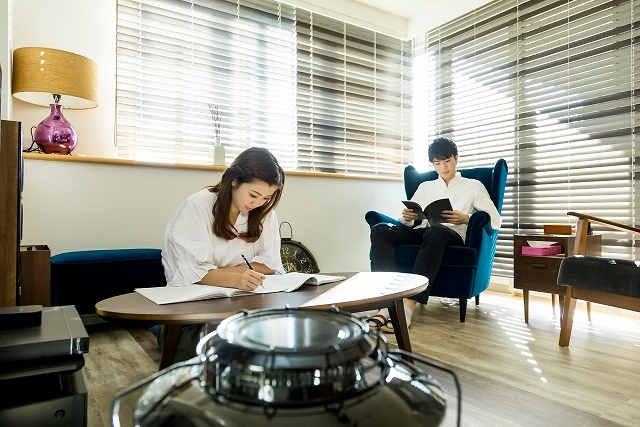 余白のある30歳代夫婦の暮らしのイメージ画像