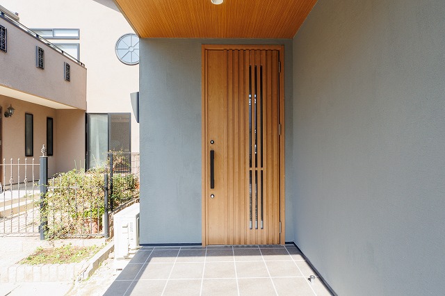 明石市のぬり壁の家の玄関の施工事例