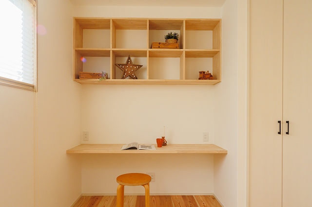 明石市のぬり壁の家の造作棚の施工事例