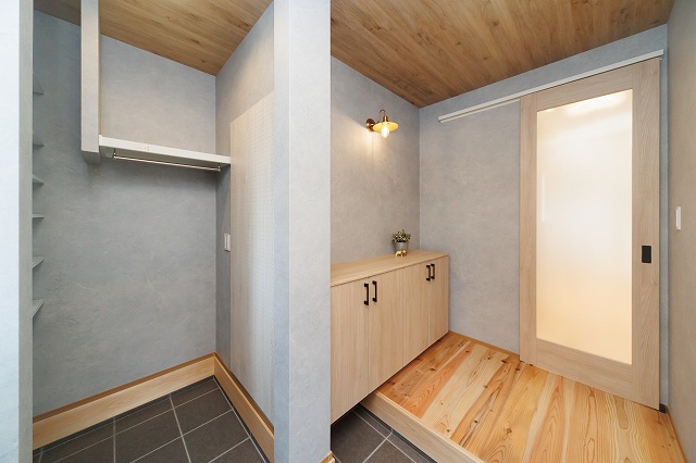 明石市のぬり壁の家の玄関ホールの施工事例