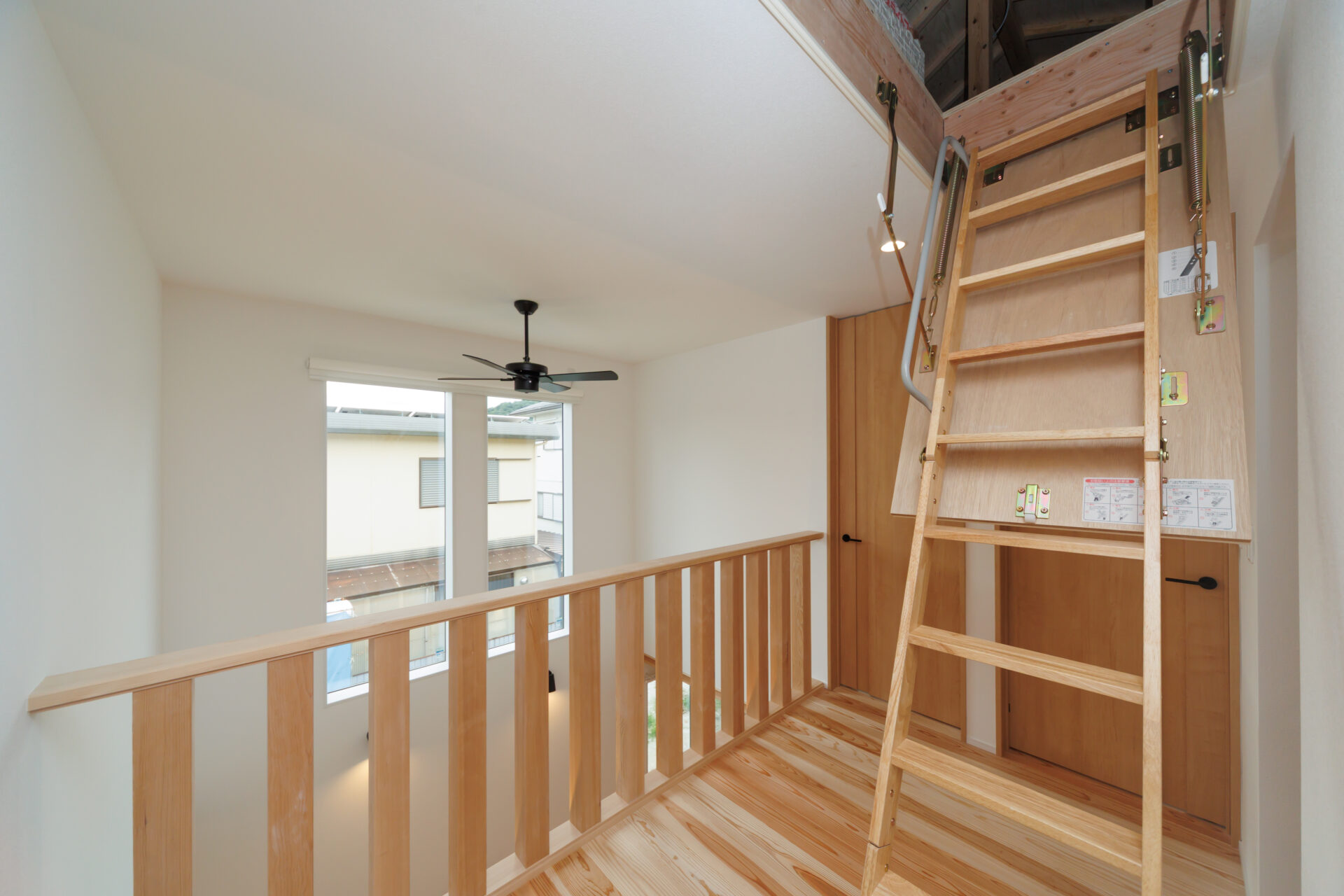 神戸のデザイン住宅の小屋裏階段